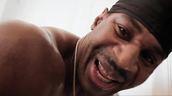 Brünette mit großen Titten fickt ihre rasiert Fotze hart