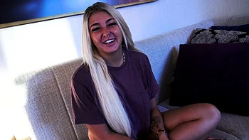 Blondes Kittys enger Arsch wird zerstört