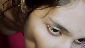 Moreninha indiana leva gozada na cara e nos peitos