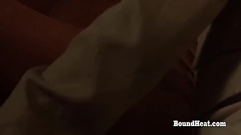 Lesbiennes brunes se branlent et jouissent