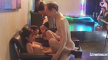 Idoles figées dans le temps baisées en groupe par vieux en public