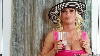 Diamond Foxxx chupa um pauzão e fode milf com bunda grande