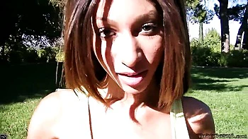 Молодая брюнетка шлюшка трахается в жопу на улице