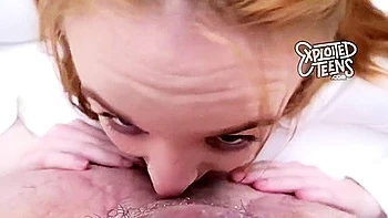 Rothaariges Teen fickt im Hotel mit alten Mann und kommt voll rein