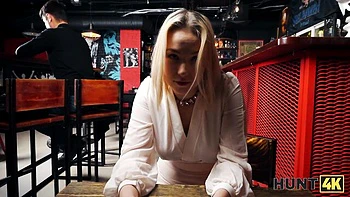 Wütende Blondine brutal im Anal öffentlich gefickt