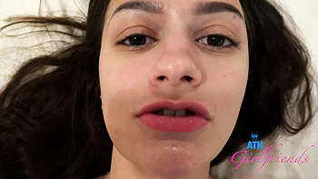 Summer Renee suce et se fait creampie en POV après la pluie