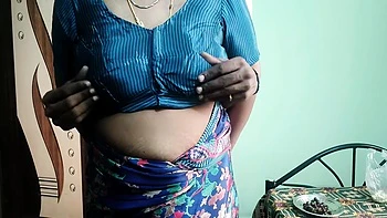 Tatie ronde en sari secoue son gros cul à la maison