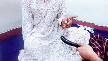 Beau-père me surprend à me branler et baise ma chatte