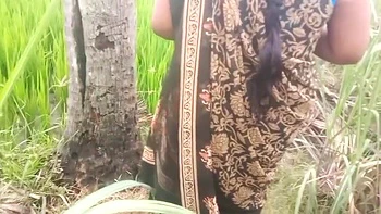 Belle-mère plantureuse baise son beau-fils en plein air