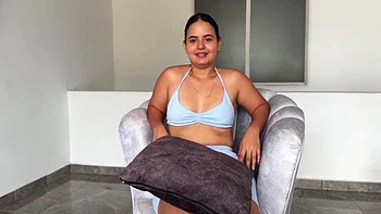 Belle belle-sœur brune revient de la salle pour une branlette et du cock