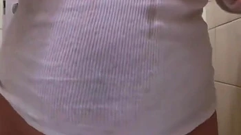 Belle indienne se masturbe dans la salle de bain