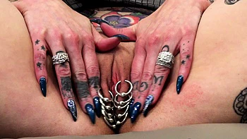 Пышногрудая брюнетка MILF играет с проколами киски