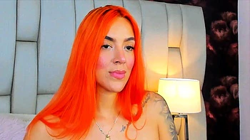 Rothaariges Babe wichst mit gepiercten Titten