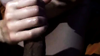 Petite amie coquine fait une branlette huilée et un massage