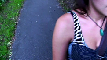 Adolescente morena hace una paja arriesgada en POV al aire libre