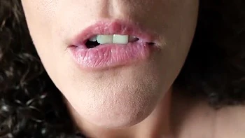 Gigante Sasha com curvas fode homens pequenos por acidente POV