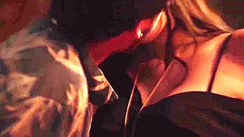 Пышногрудая брюнетка с Рико Эрнандесом трахается в баре