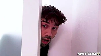 Madrasta loira fodendo o cu com um pauzão