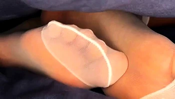 Pink Foxx strips ebony nylons in bed solo