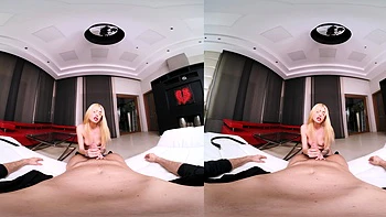 Rubia teen seduce y folla hombres en el escenario