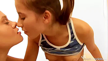 Willa timide strip-tease lesbien en lingerie fine