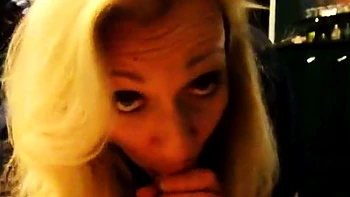 Dansk Blonde MILF Blowjob og Sperm i Munden