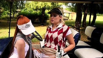 Megan Murkovski & Jessie Ames Dreier-Blowjob POV auf Golfplatz