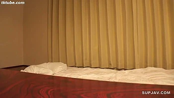 Japanische Amateur Swinger mit großen Titten tauschen Partner