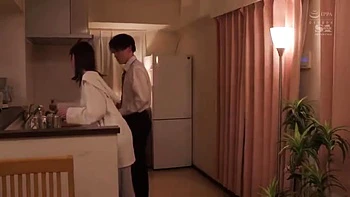 Cuckold assiste a esposa sendo fodida