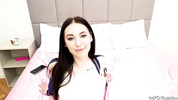 Zorra universitaria ucraniana Emma Evans chupa polla grande negra