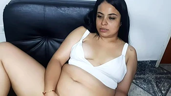 Поймал мою возбужденную индийскую сводную сестру за просмотром порно