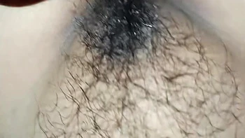 Doigtant sa chatte après une longue pause