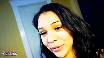 Teen morena hace blowjob y mano en POV