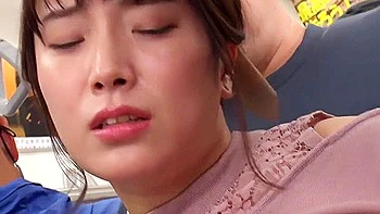 Épouse aux gros seins pincée devant et derrière dans un train bondé, tétons pressés