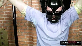 Esclavo viejo de Dominika recibe dura castigo SM con cera y huevos