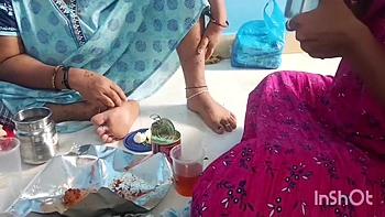 Déjeuner avec une brune indienne qui finit en baise torride