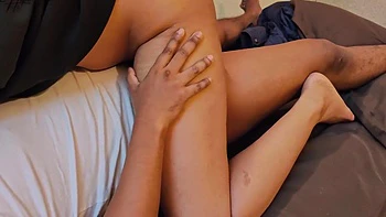 Ich ficke meinen behaarten Diener, während mein Freund arbeitet