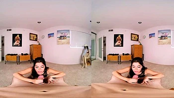 Брюнетка трахается сзади в POV