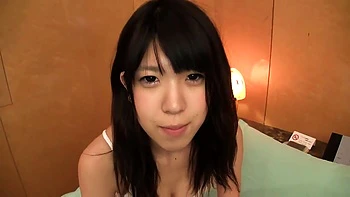 Asiatisches Teen mit kleinen Titten macht POV-Blowjob