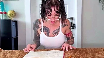 Brune pulpeuse baisée avec fellation intense en POV seins