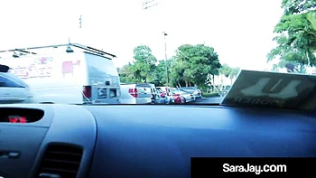 Os peitões da Sara Jay fodidos por um grande pau preto