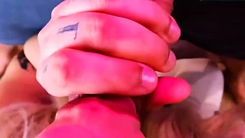 Amy ofrece un duro y pegajoso blowjob teen en POV