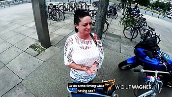 Mãe gordinha Adrienne Kiss fodendo em POV na Alemanha