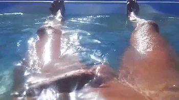 Любительская блондинка жена делает минет у бассейна и трахается с кончей сзади на улице