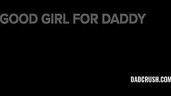 Padrastro deja que la rubia joven monte su polla