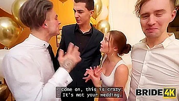 Brune russe jeune baise en public