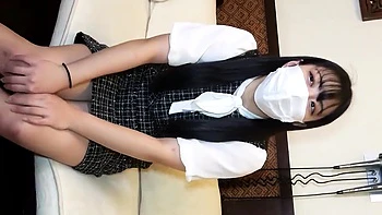 Anjo adolescente asiática faz boquete e dedilhação em POV