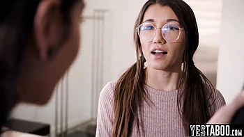 La nerd Aiden Ashley folla a la novia de su madrastra