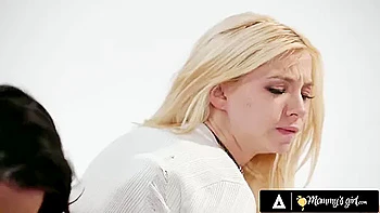 Heißhungriges blondes Teen fickt und popelt Fotze