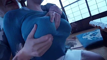 Mulher asiática casada com peitos enormes usada como masturbadora em gangbang